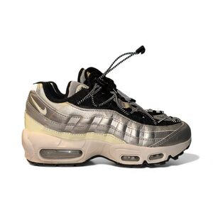 Nike Women's Sneakers in Black and Silver